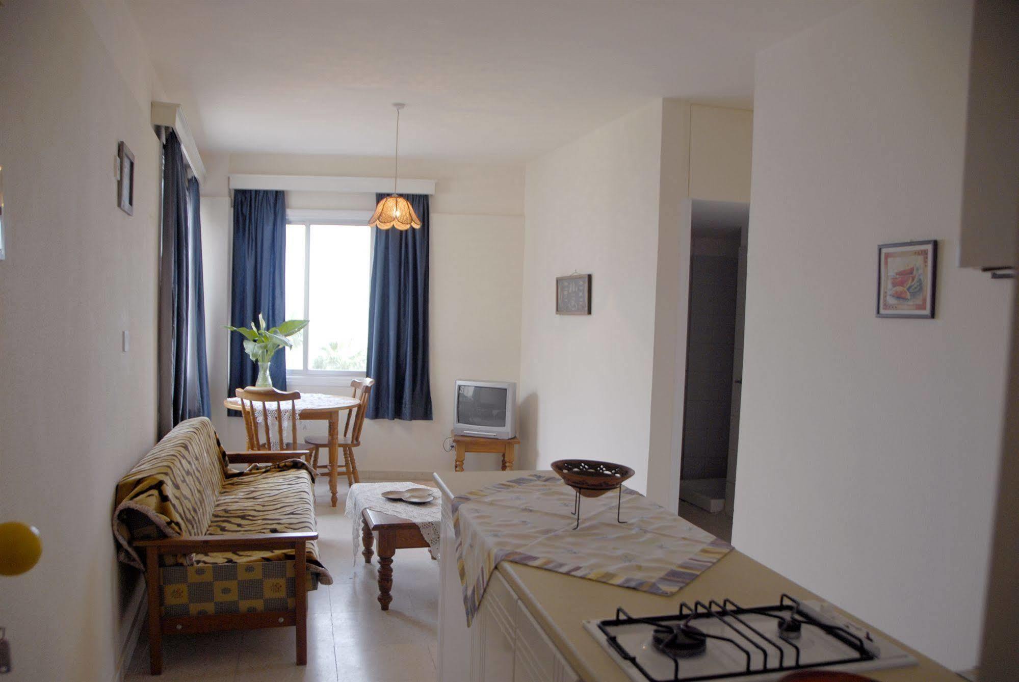 Palm Sea Beach Hotel Apartments Larnaca Exteriör bild
