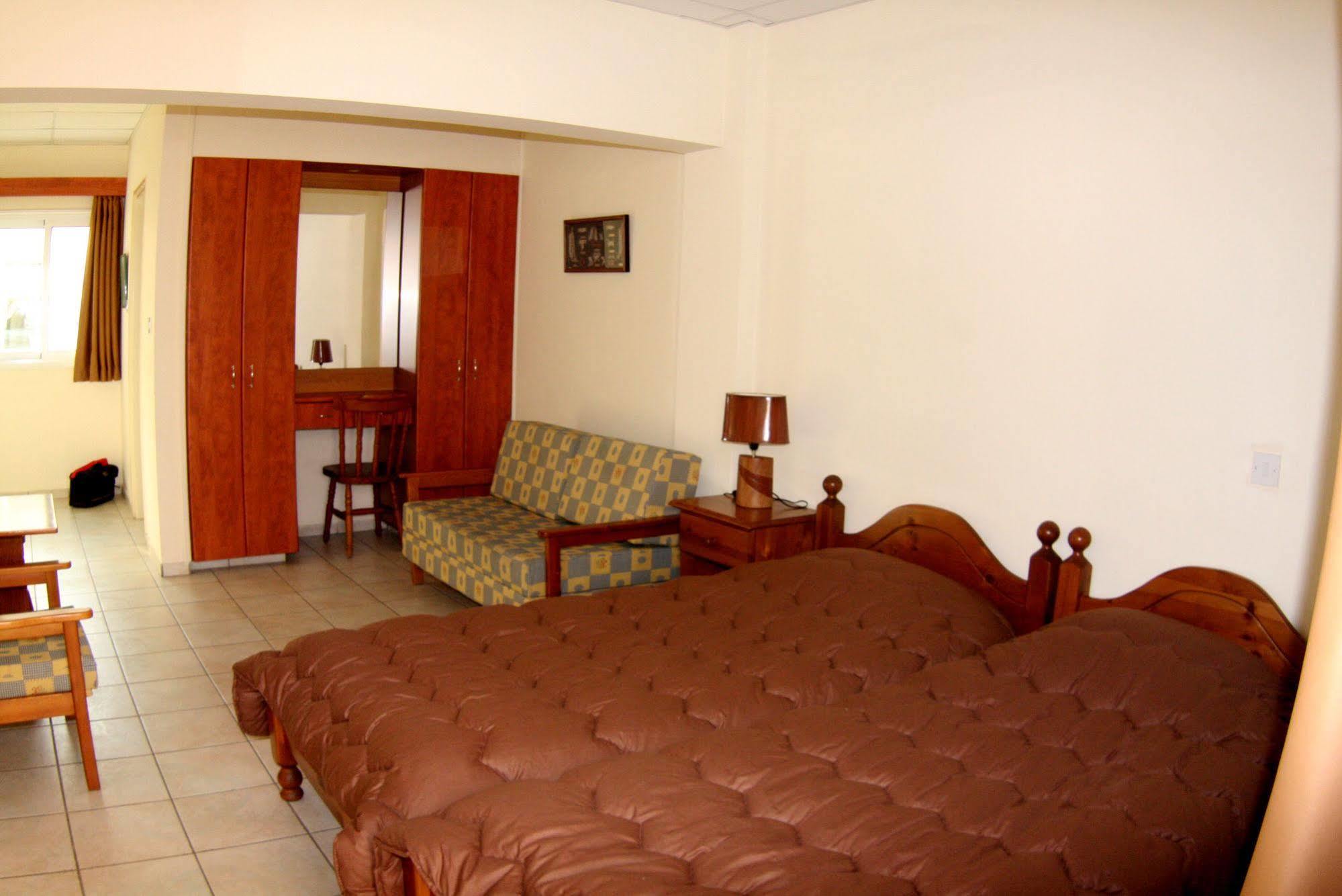 Palm Sea Beach Hotel Apartments Larnaca Exteriör bild
