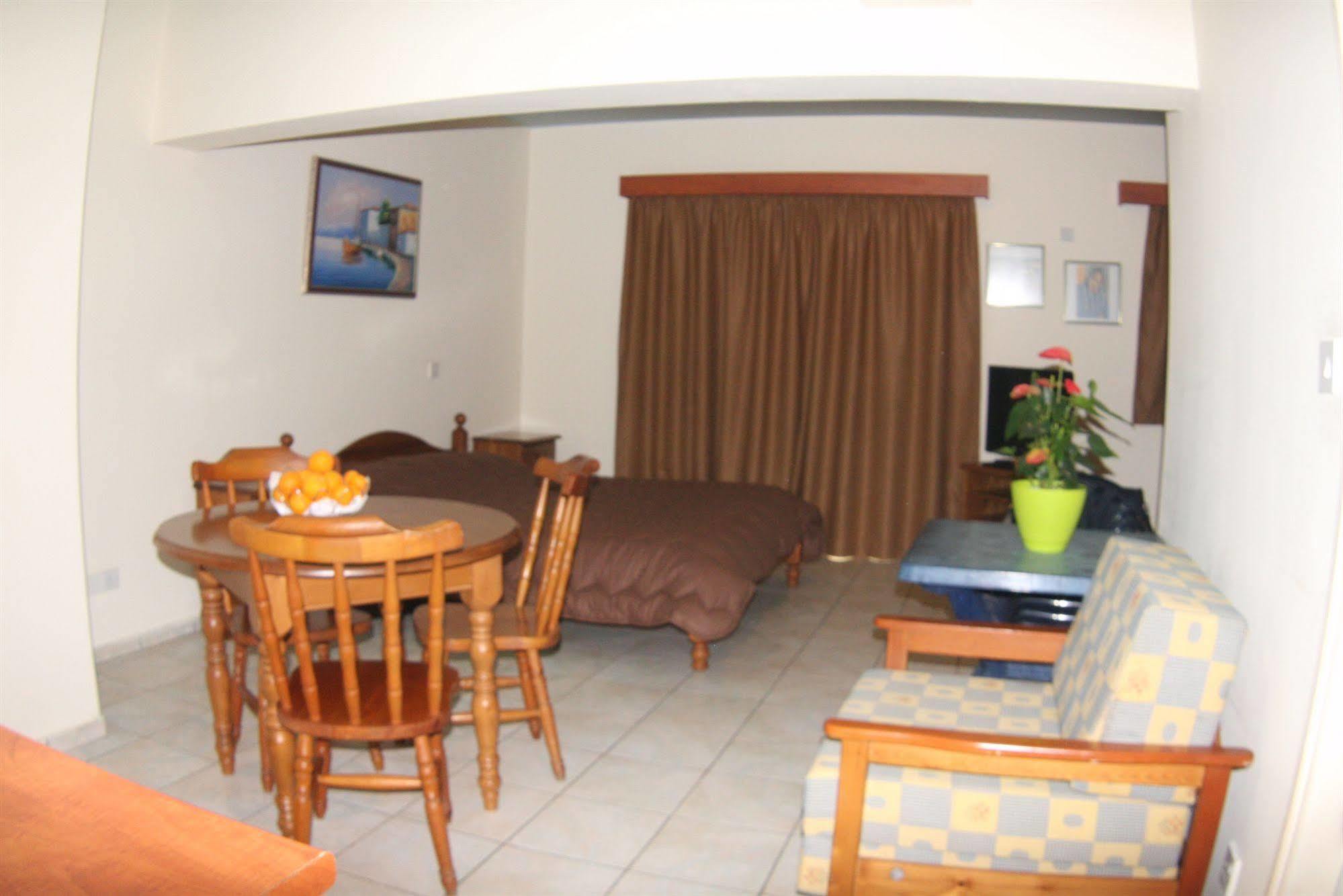 Palm Sea Beach Hotel Apartments Larnaca Exteriör bild